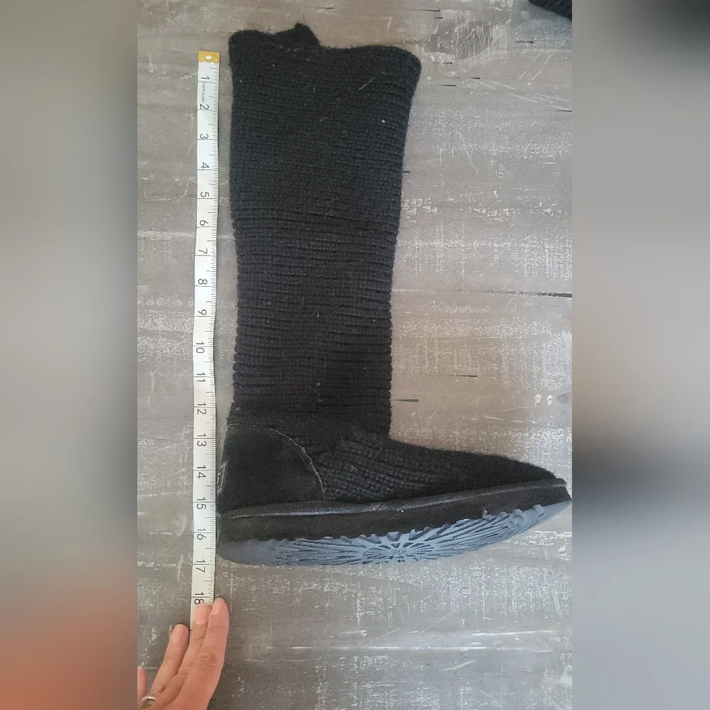 UGG Womens Classic Cardy Wool Knit Mid-calf Botton Boots, Black, size 8